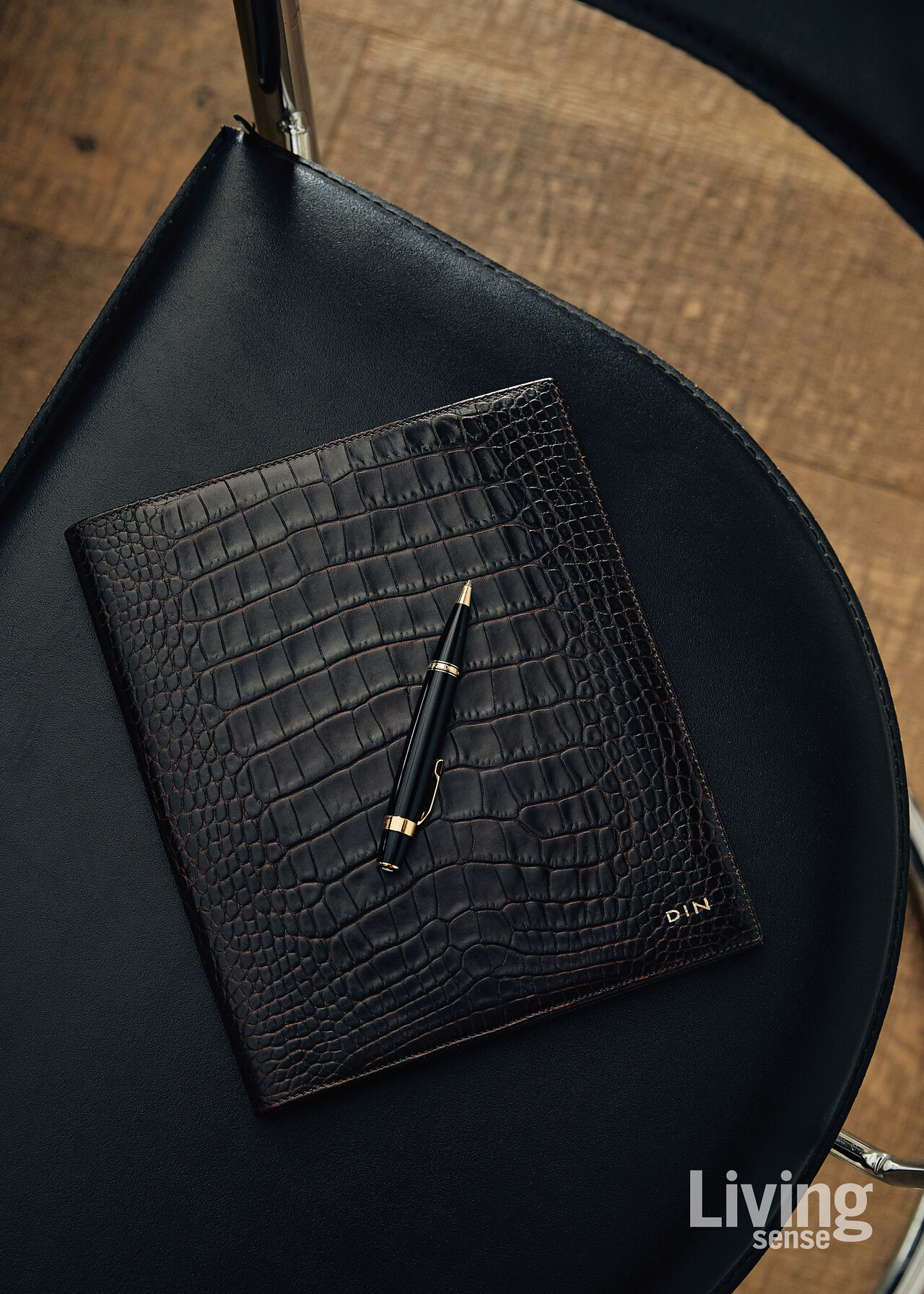 다이어리와 몽블랑 ‘마이스터스튁’ 빈티지 볼펜 자주 쓰지 않아도 곁에 있다는 사실만으로 마음을 채우는 사물들. 손끝에 남는 무게와 질감이 일상의 리듬을 다르게 만들어준다.