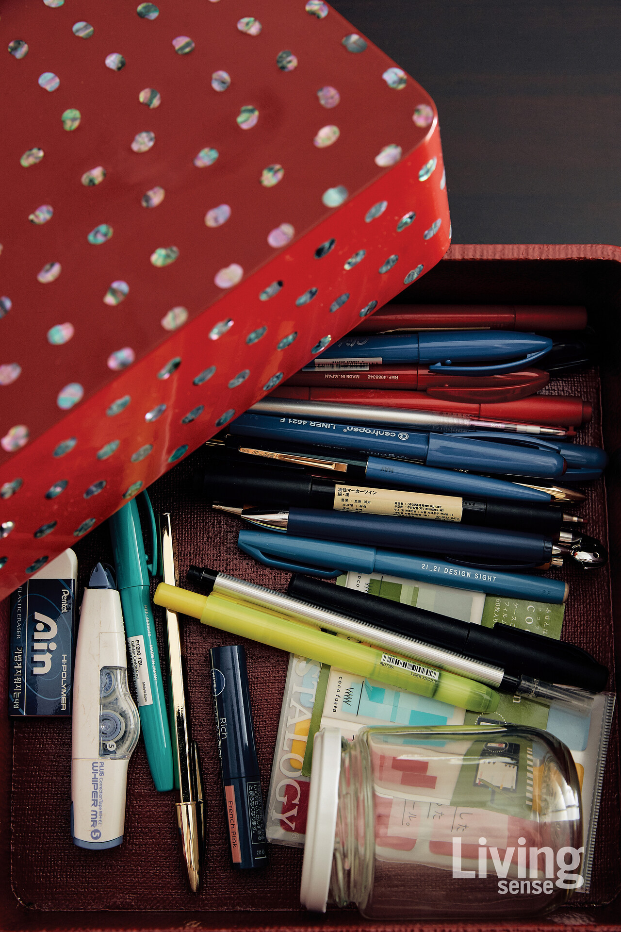 석문진 작가의 ‘옷칠 함’ 여러 겹의 옻을 올린 위에 잘게 쪼갠 자개를 정성껏 이어 붙여 완성한 작업이다. 층층이 더해진 기법과 손길이 깊이와 빛을 만들어낸다.