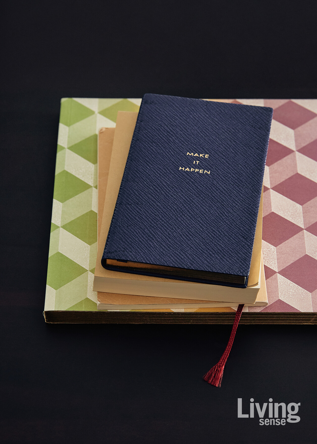 기록과 수집 사이의 노트들 김효진 대표에게 노트는 기록을 위한 도구이자 곁에 두는 취향의 대상이다. 주머니 속에서 수시로 펼쳐지는 무인양품 노트부터 모으는 것만으로 만족을 주는 노트들까지.