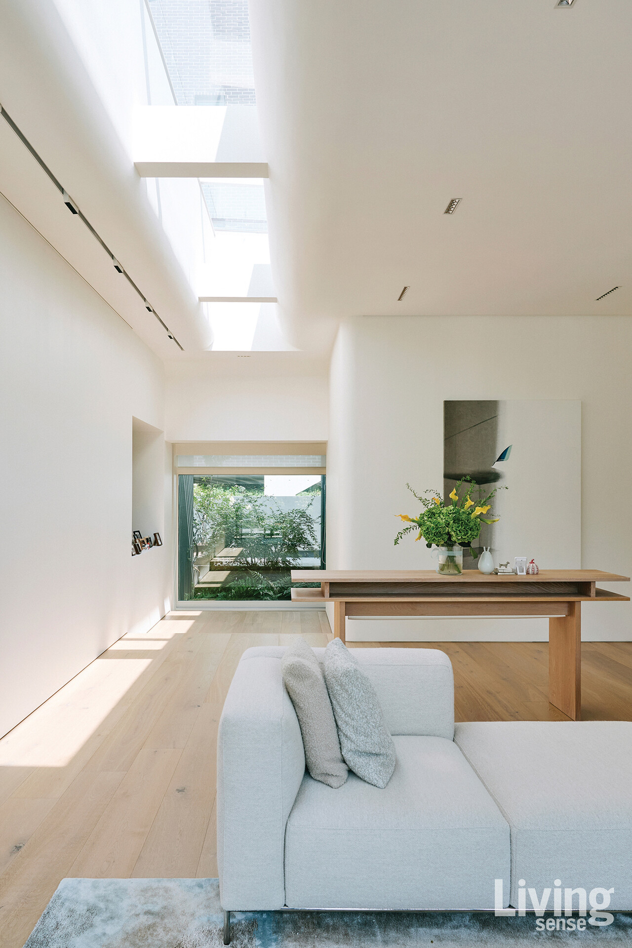 천창으로 떨어진 빛이 벽을 타고 흐르며 시간의 결을 드러낸다. 비가 오면 빗소리로, 해가 기울면 그림자로 공간을 채우도록 설계한 구조.