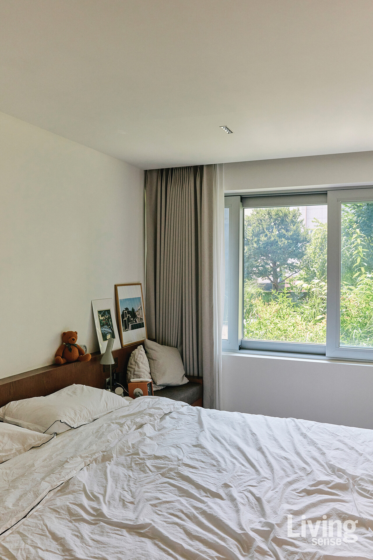 빛과 초록에 둘러싸여 하루의 피로를 내려놓는, 가장 사적인 공간인 침실.