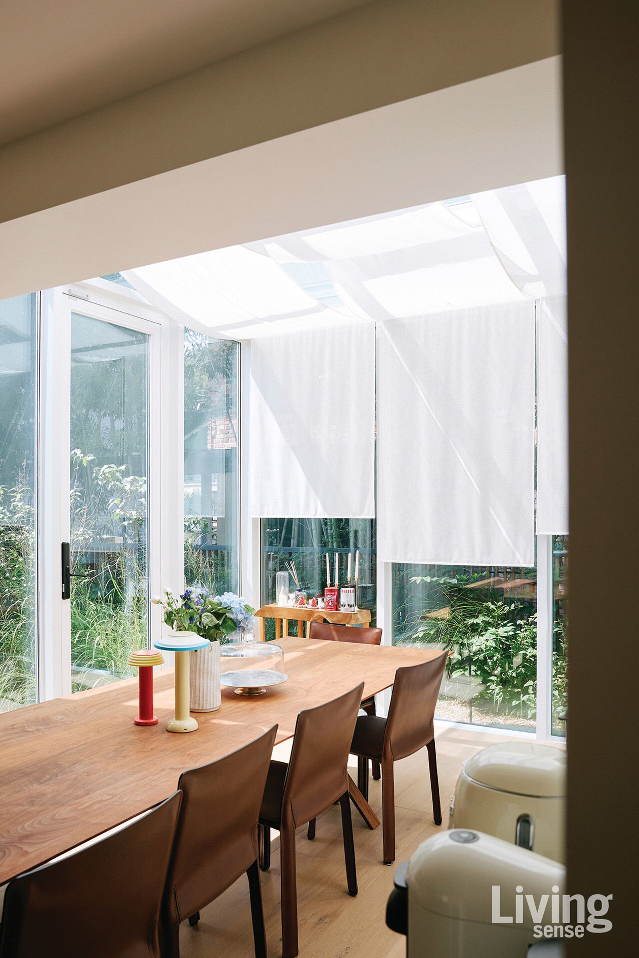 탁 위로 천창의 빛이 부드럽게 내려앉는 다이닝 룸. 가족이 머무는 시간이 자연과 포개진다.
