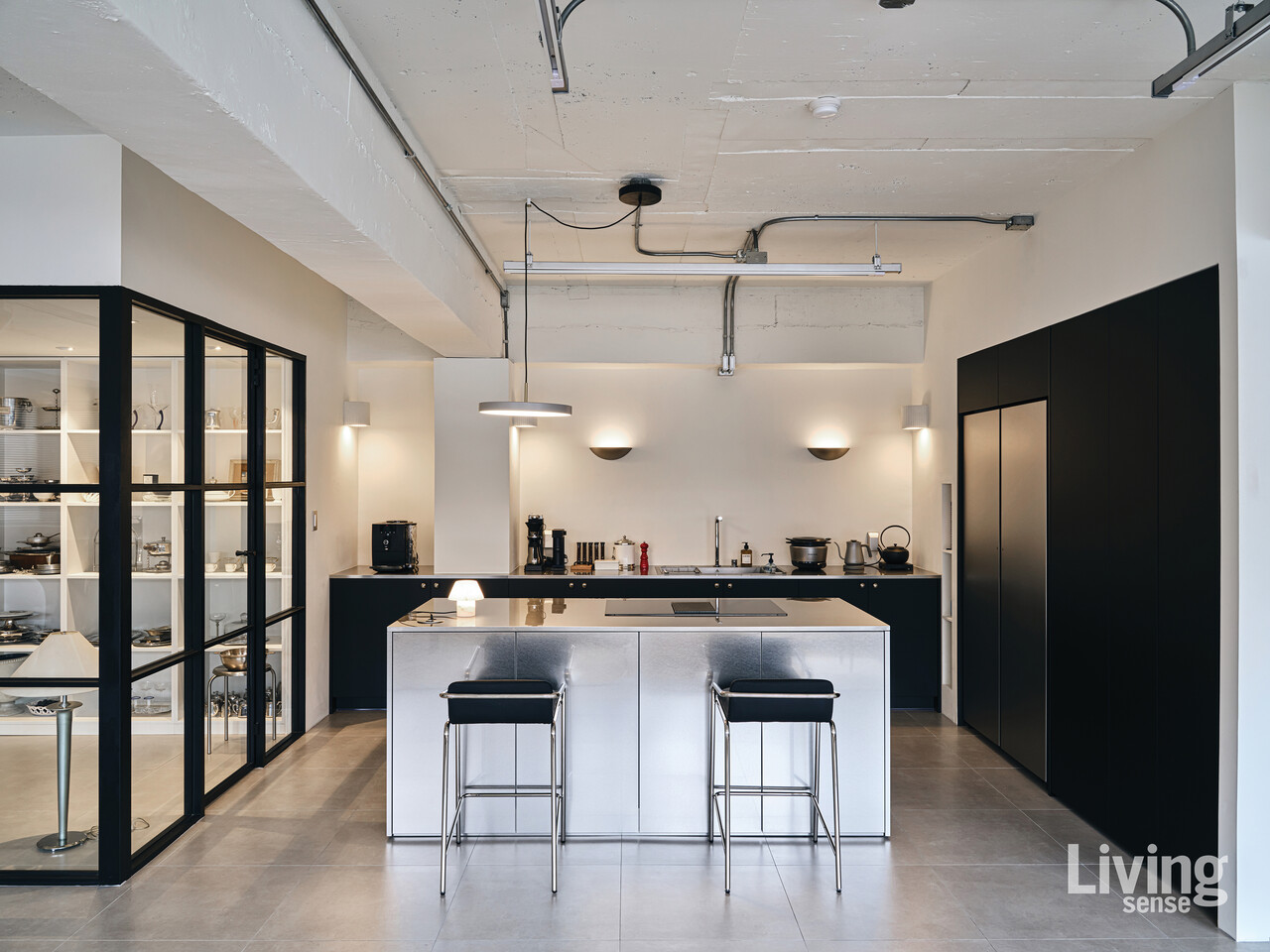 전면 스테인리스 마감과 빌트인 수납 구조가 포인트인 주방. 오직 블랙과 실버 컬러 사용으로 제한을 두어 절제된 아름다움을 완성한다.