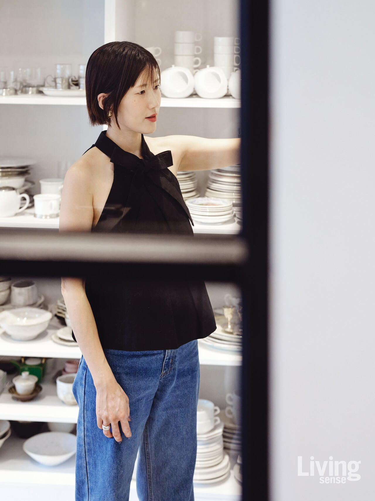 2~3평 규모의 독립 그릇장은 단순한 그릇 보관 장소가 아닌, 스타일링과 촬영에 즉시 활용할 수 있는 프라이빗 쇼룸이자 작업실로 활용하고 싶었다는 박은우 씨.