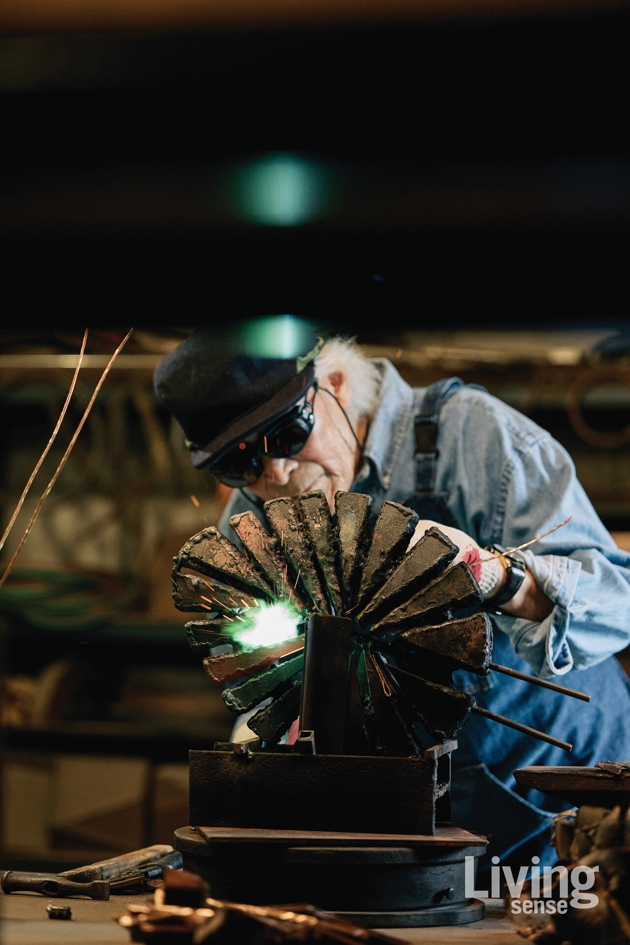 고된 용접 작업도 직접 완수해야 진정한 자신의 작품이라고 믿는 엄태정 작가.