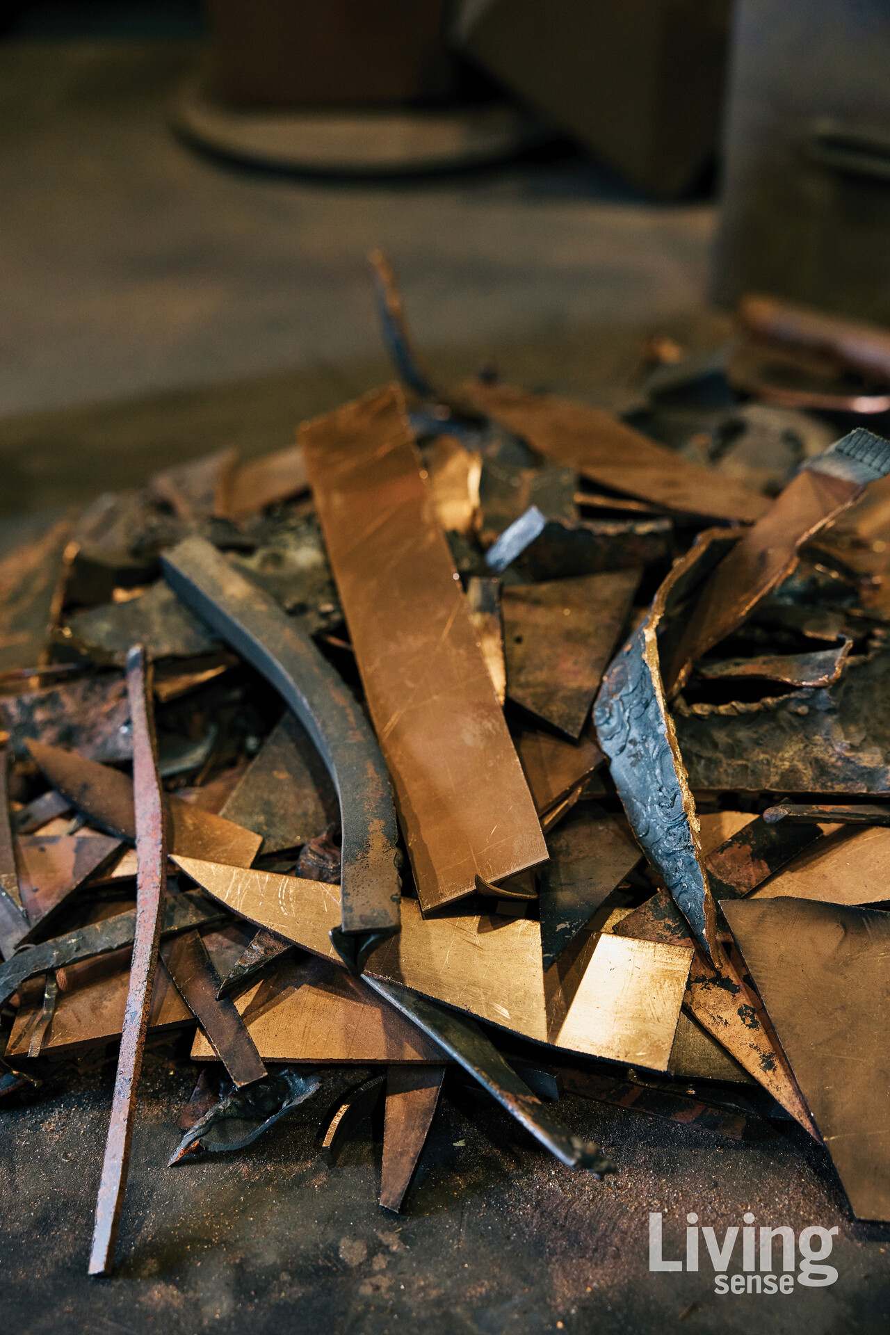 작가의 작업실에 쌓인 조각의 흔적들.