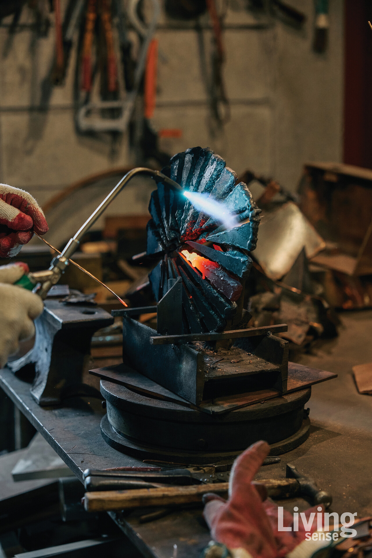 작가의 손길로 빚어져 세상에 나오는 작품들.