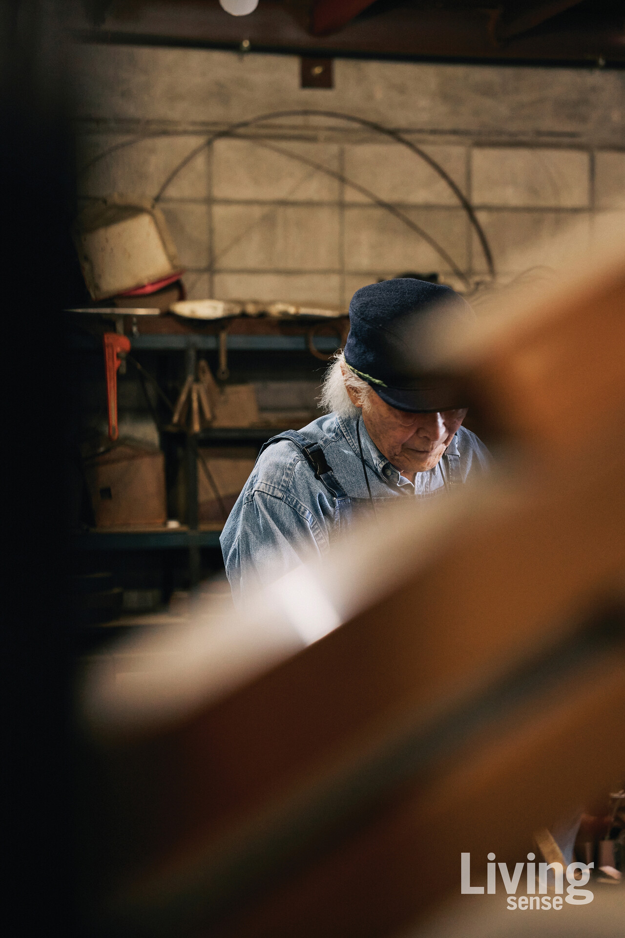 작가는 매일 작업실에 규칙적으로 출근해 철과 구리를 어루만지며 작업을 이어가고 있다.