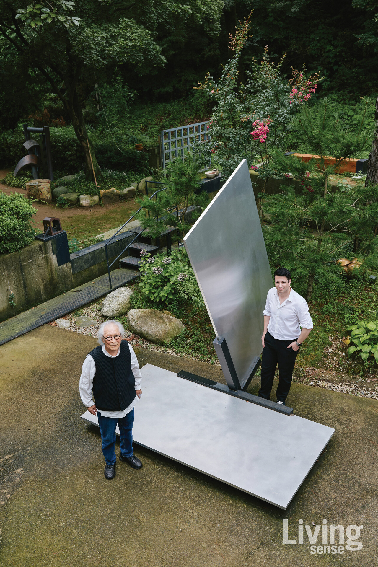 엄태정 작가의 알루미늄 작품 앞에서 포즈를 취한 마크 테토와 작가.