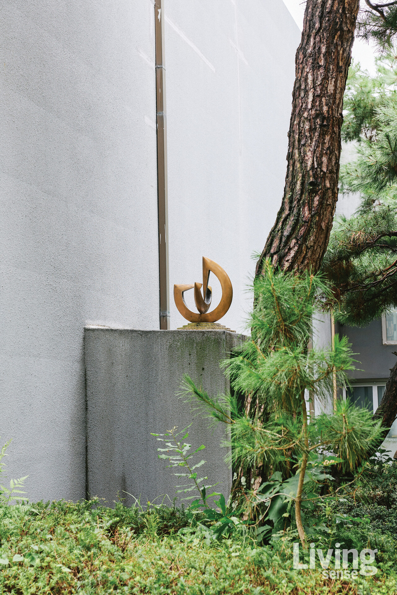 작업실 입구 위에 설치한 작은 조각품은 대한민국 대법원 앞 마당에 설치된 조각작품의 미니어처 버전이다.