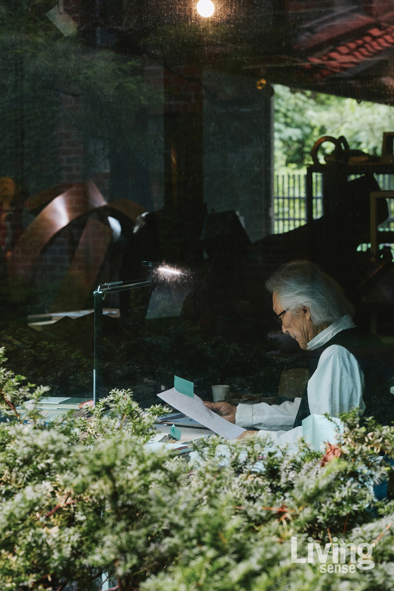 작업하는 틈틈이 글과 시를 쓰는 엄태정 작가. 그에게 조각과 시는 형태만 다르지 본질은 같은 것이다.