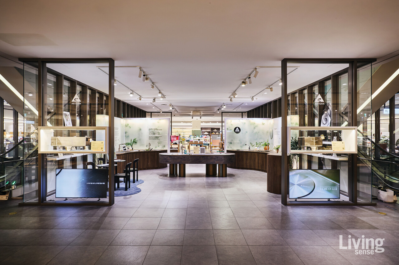 판교 현대백화점에 선보인 아티잔 팝업스토어 전경. 물결처럼 이어지는 공간 인테리어가 시선을 사로잡았다