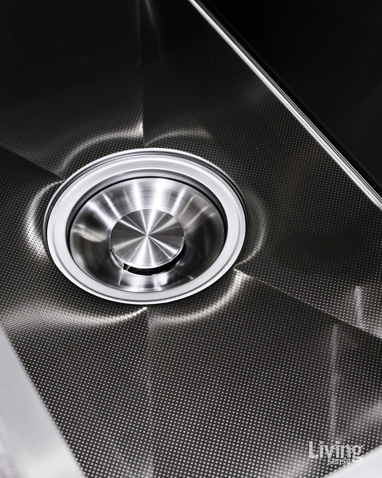 아티잔의 기술력을 보여주는 엠보 시리즈 싱크볼. 특수 엠보 패턴과 벽면의 헤어라인 마감이 특징으로, 방문객들은 손끝으로 제품의 우수함을 직접 느껴볼 수 있었다.