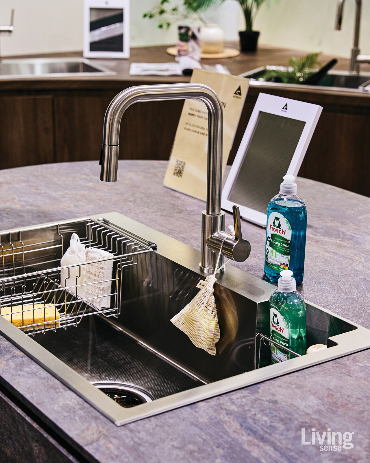 주방용품을 간편하게 수납할 수 있는 포켓 시리즈를 체험할 수 있는 존. 프로쉬의 세제와 동구밭의 비누를 직접 넣어보며 편리함을 확인할 수 있었다.