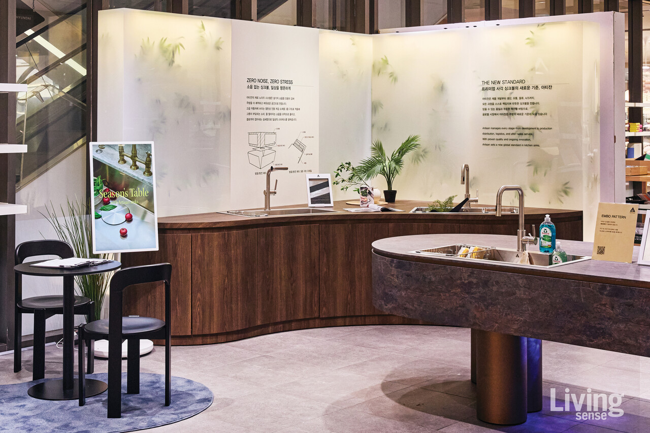 팝업스토어의 벽면에는 아티잔의 기술을 설명하는 그래픽이 부착되었고, 싱크볼 활용 사례를 보여주는 디스플레이가 배치되었다.