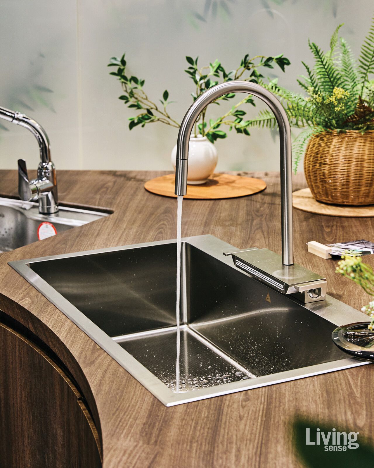 일반 싱크볼과 심리스 싱크볼을 나란히 비교할 수 있는 공간.