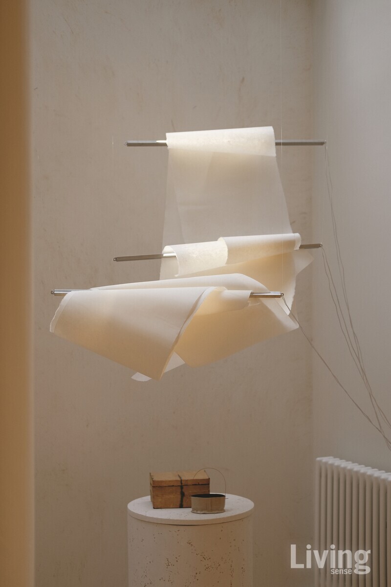 김선희 작가의 한지와 명주의 이중 레이어 구조의 오브제. 전통 소재의 현대적 재해석을 보여준다.