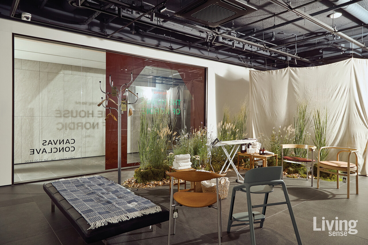 전시의 첫 번째 공간 ‘런드리 룸’. 라부르켓, 프리츠한센, 부가부, 노르딕슬립 브랜드의 제품으로 채워졌다.