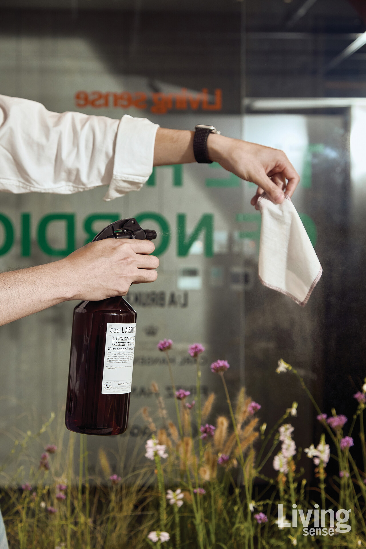 라부르켓의 ‘린넨 워터’를 패브릭에 분사하며 진행된 다림질 퍼포먼스.