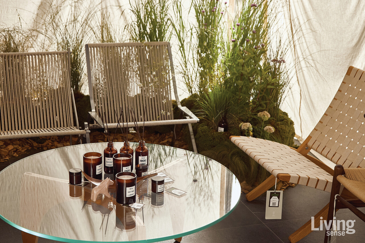 두 번째 공간인 ‘다이닝 룸’. 다채로운 실루엣의 프리츠한센, 칼한센앤선의 체어, 다양한 조합이 가능한 노르딕슬립의 ‘모듈 소파’와 라부르켓의 향을 매칭하는 시간을 가졌다.