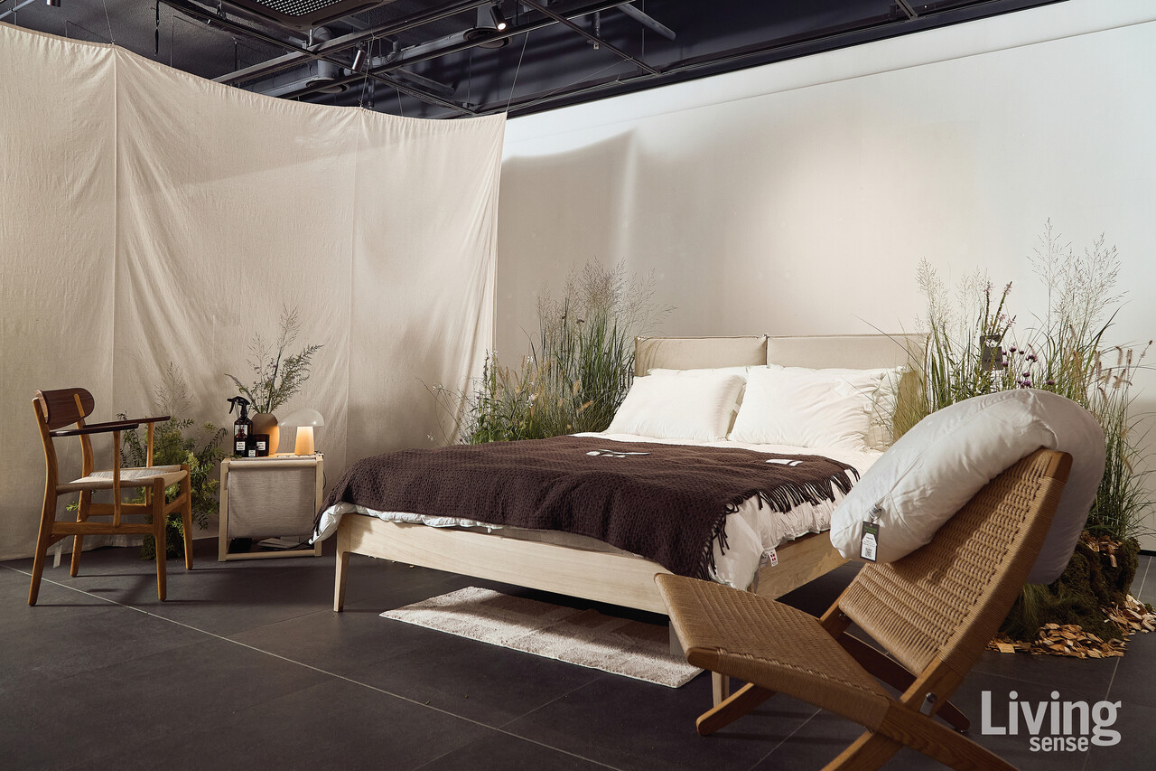 세 번째 공간 ‘베드룸’. 노르딕슬립의 침대와 침구, 칼한센앤선의 라운지체어, 라부르켓의 라벤더 향으로 평안한 휴식의 공간을 완성했다.