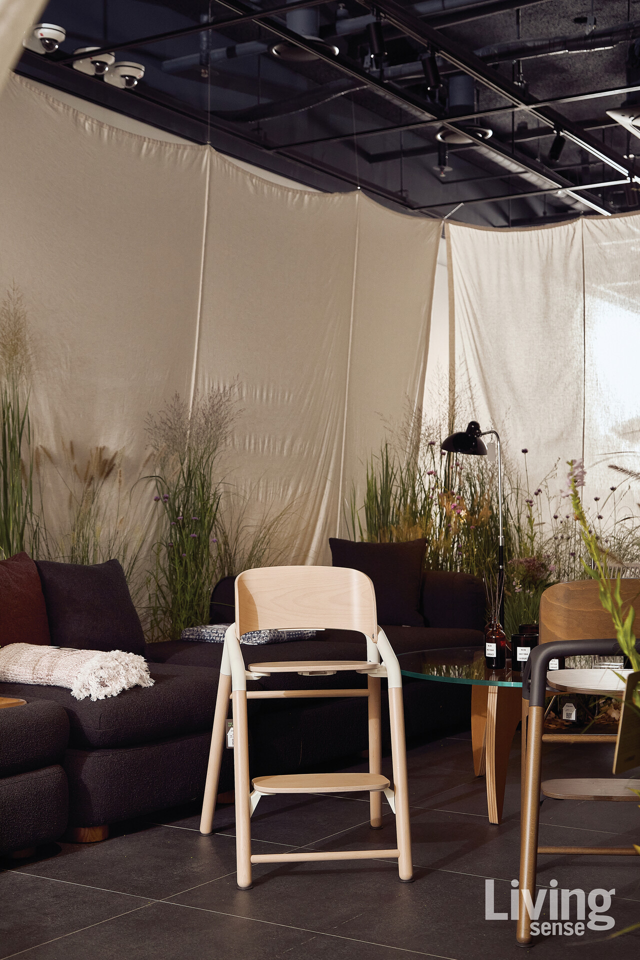 아이부터 성인까지 앉을 수 있는 부가부의 ‘하이체어’.