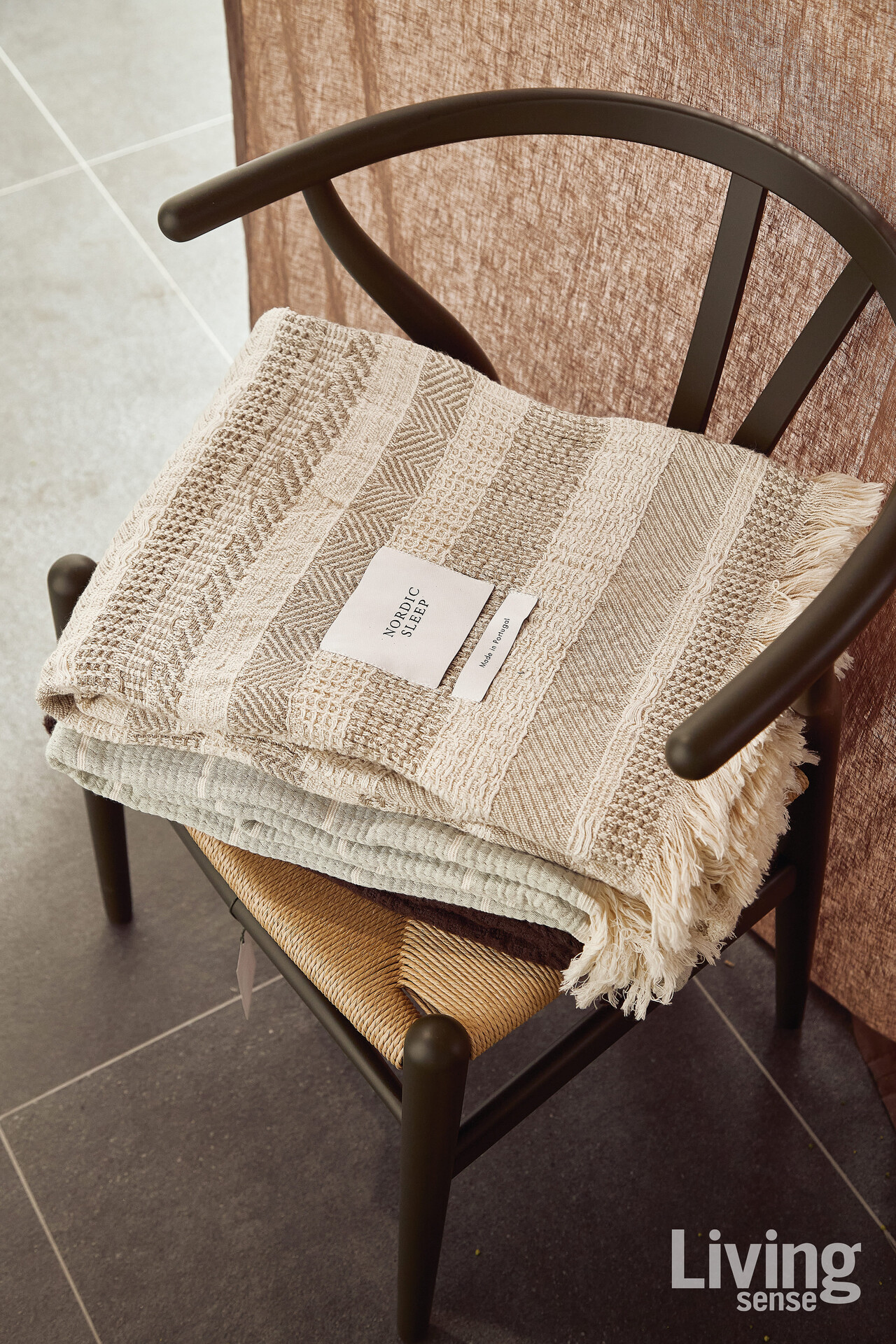 2 린넨, 면 등 부드러운 감촉과 실용적인 사이즈로 인기를 끈 노르딕슬립의 ‘스노우 블랭킷’.