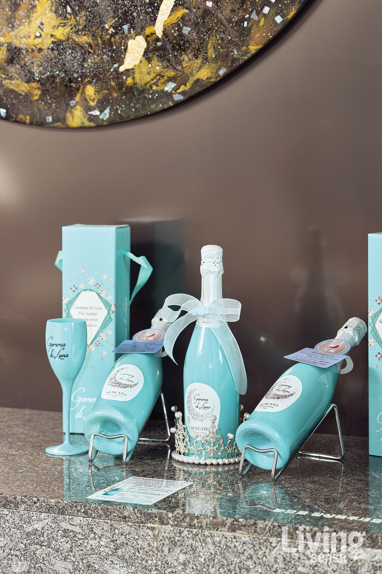 전시 첫날, VIP 파티의 건배를 위해 마련된 젬마 디 루나@gemmadiluna 스파클링 와인.