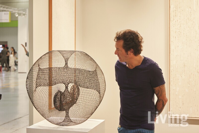 ‘프리즈 서울 2025’에서 작품을 주의 깊게 감상하는 관람객들.