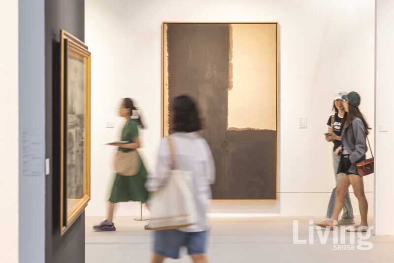 올해 ‘키아프 서울’은 갤러리 간 통로를 넓히고 각 홀마다 휴게 공간을 두 배 이상 늘려 한결 여유로운 관람 환경을 마련했다.