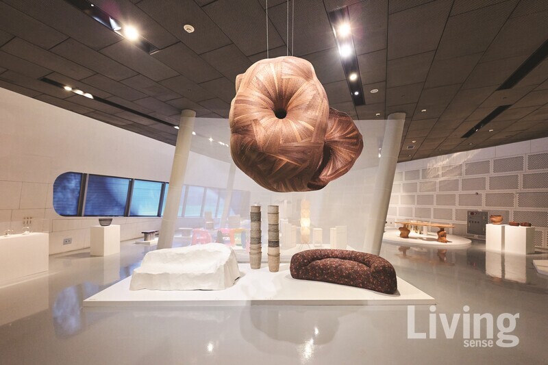 소개한 디자인 마이애미 인 시추. 8 전시〈창작의 빛: 한국을 비추다〉의 전경. 물푸레나무를 구부려 만든 김희찬 작가의 행잉 오브제가 눈길을 끈다.