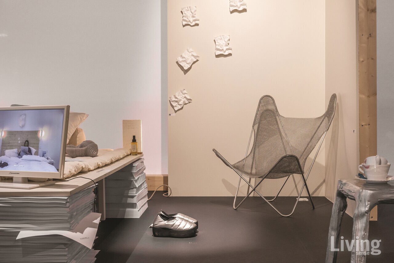 가볍고, 접을 수 있으며, 모듈형으로 이동 가능한 오브제로 꾸며진 침실.