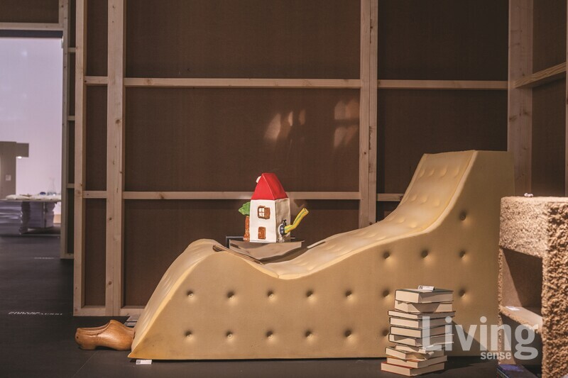 불완전함과 생소함 속 독창성을 드러내는 리빙룸.