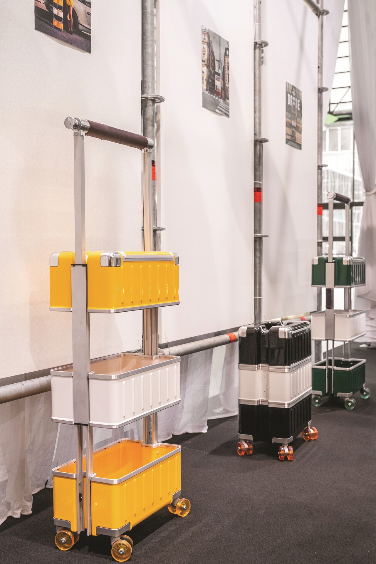 행거가 달린 드로베Drobe의 여행 가방.