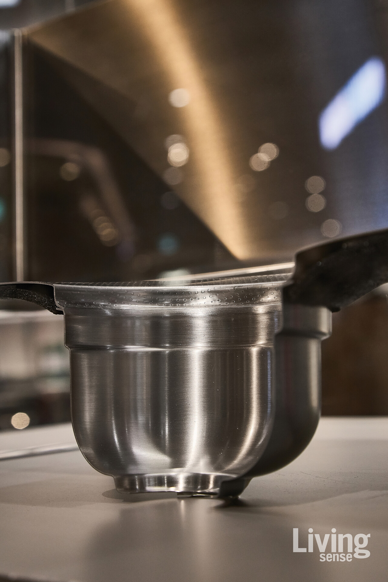 싱크볼과 배수구를 일체화한 하이엔드 라인 ‘심리스’. 