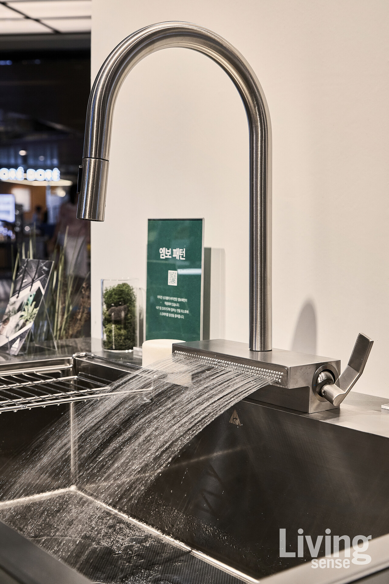 와이드 폭포수 기능을 갖춘 Vivant Noah R3 수전.