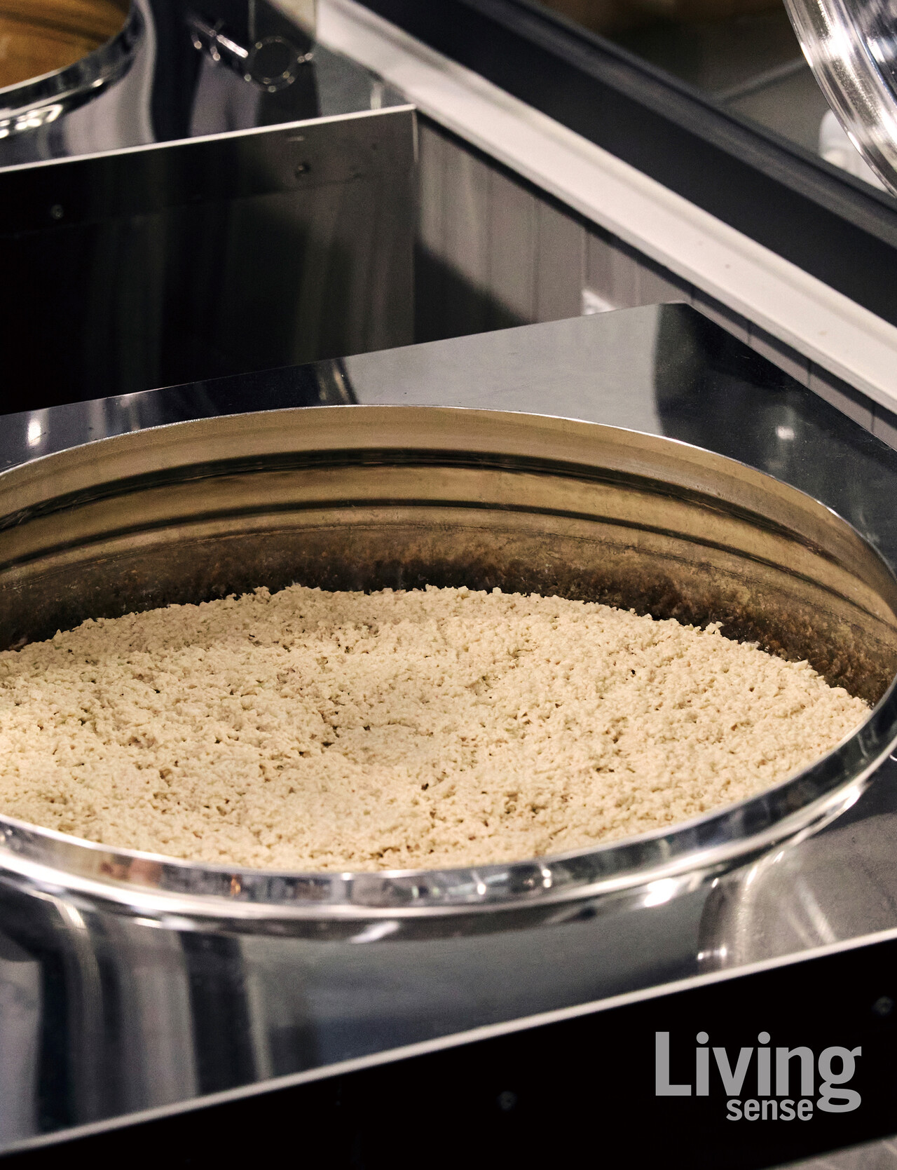 발효조 안에서 술이 익어가는 모습.