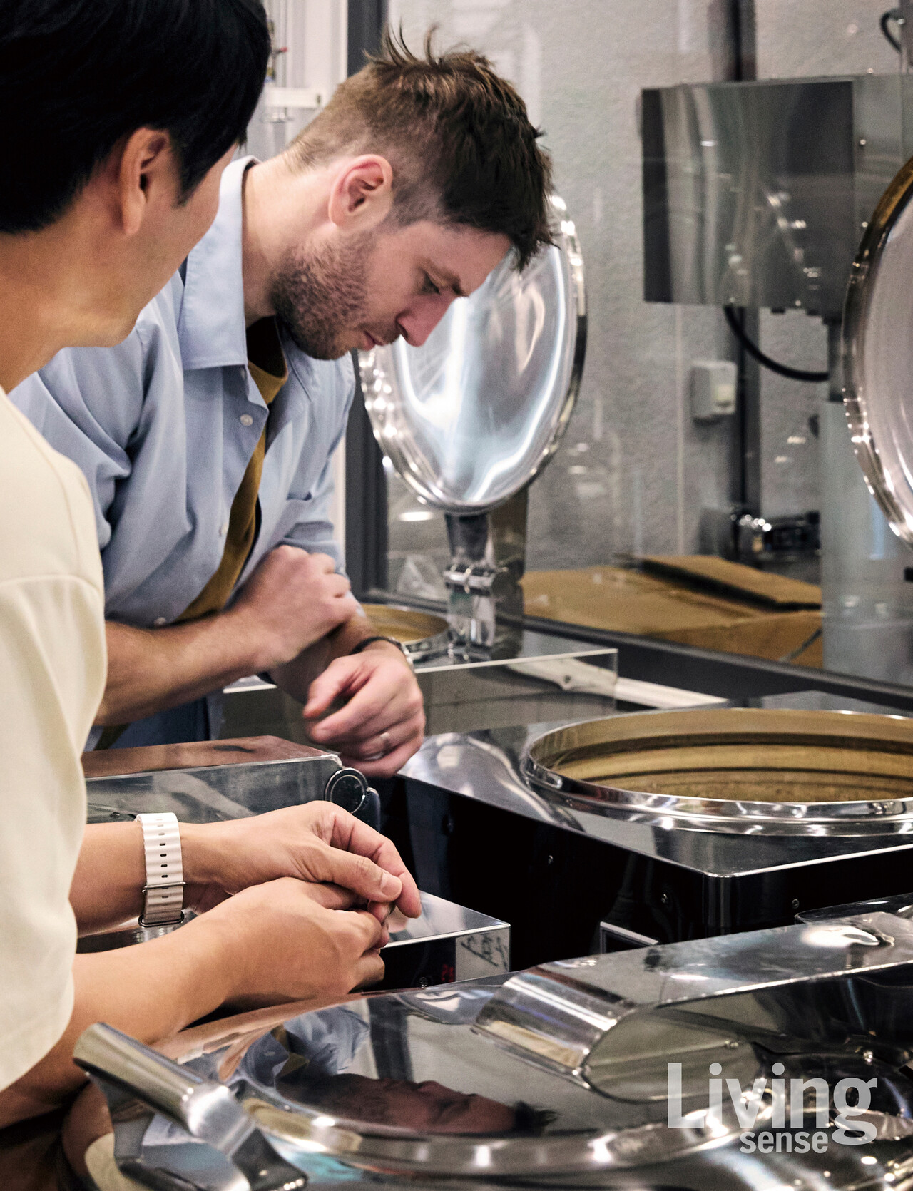 권도연 대표에게 막걸리와 약주 양조 과정을 듣고 있는 조셉 리저우드 셰프.