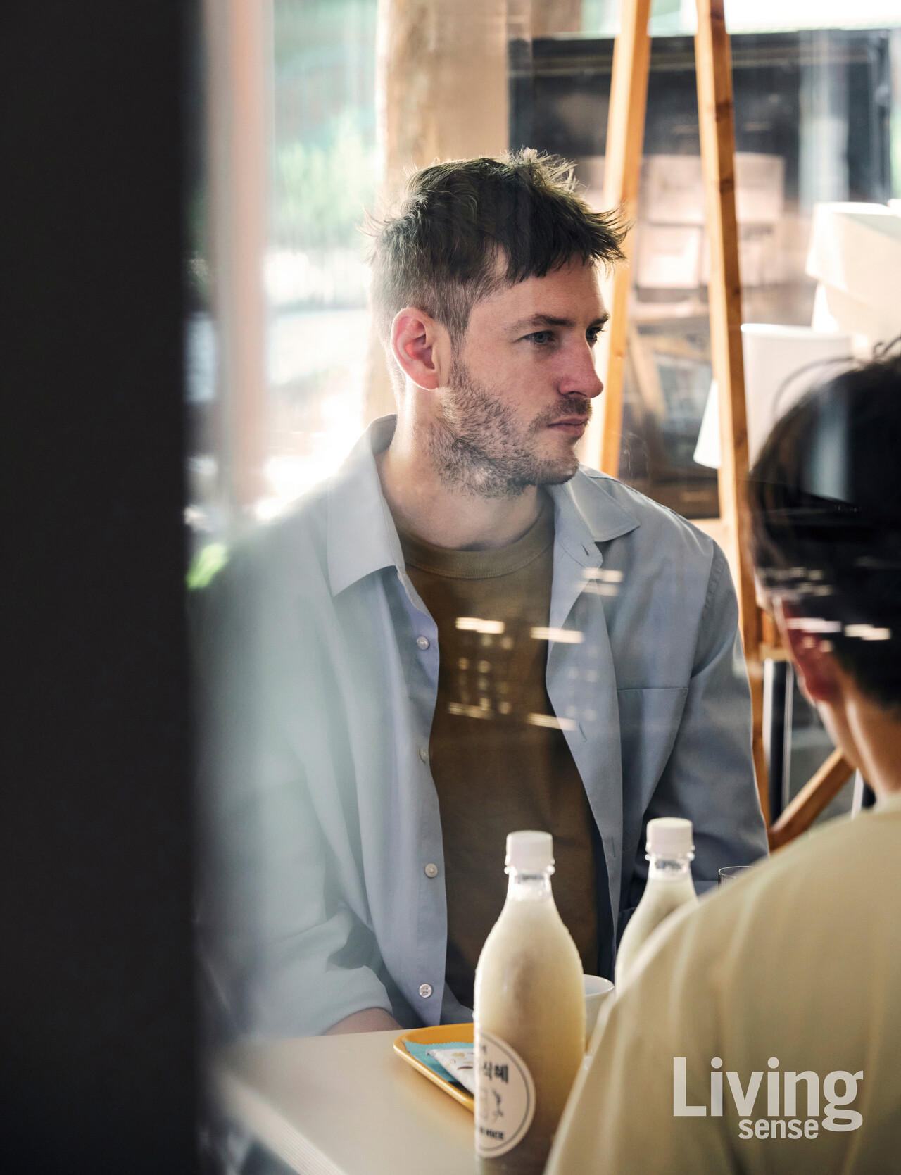 설명을 들으며 술을 시음하는 장면.