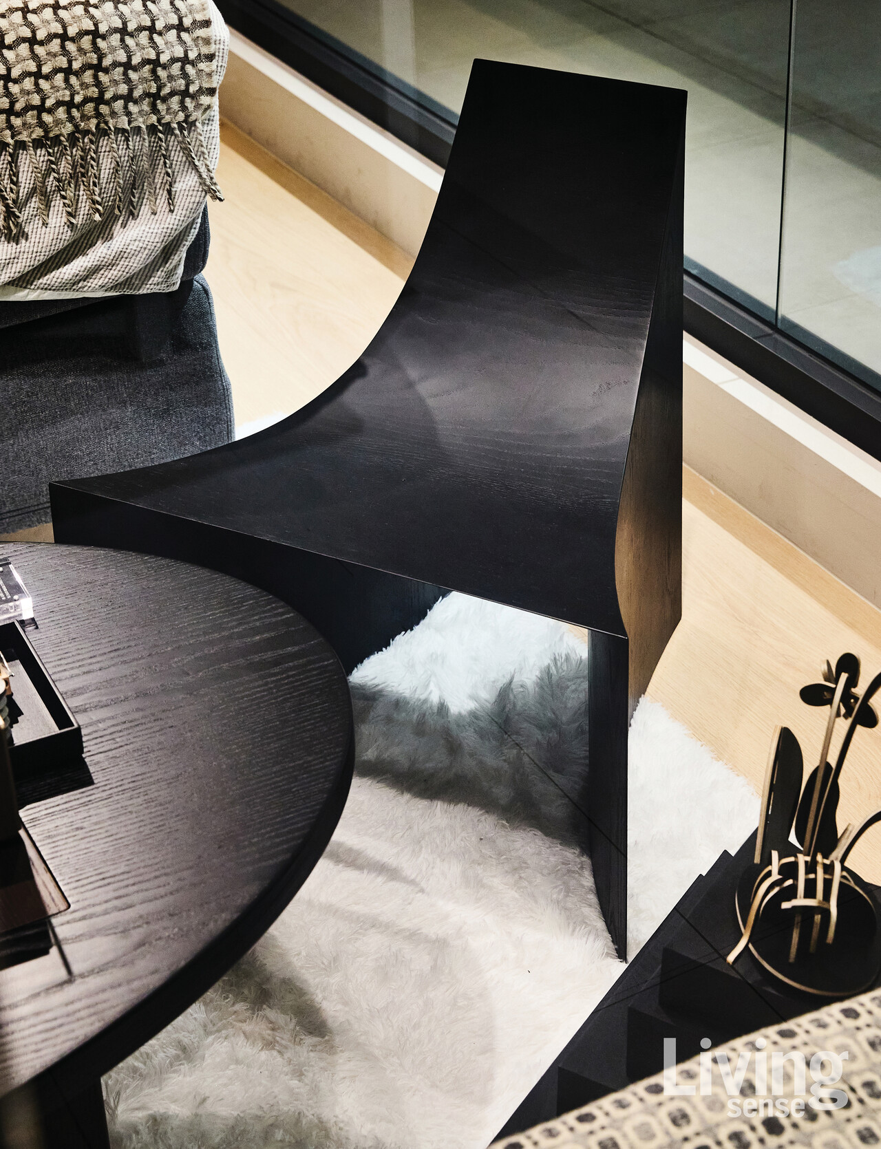 한국 전통 건축의 곡선을 과학적으로 풀어내 단정하면서도 힘 있는 가구를 만드는 이재하 작가.