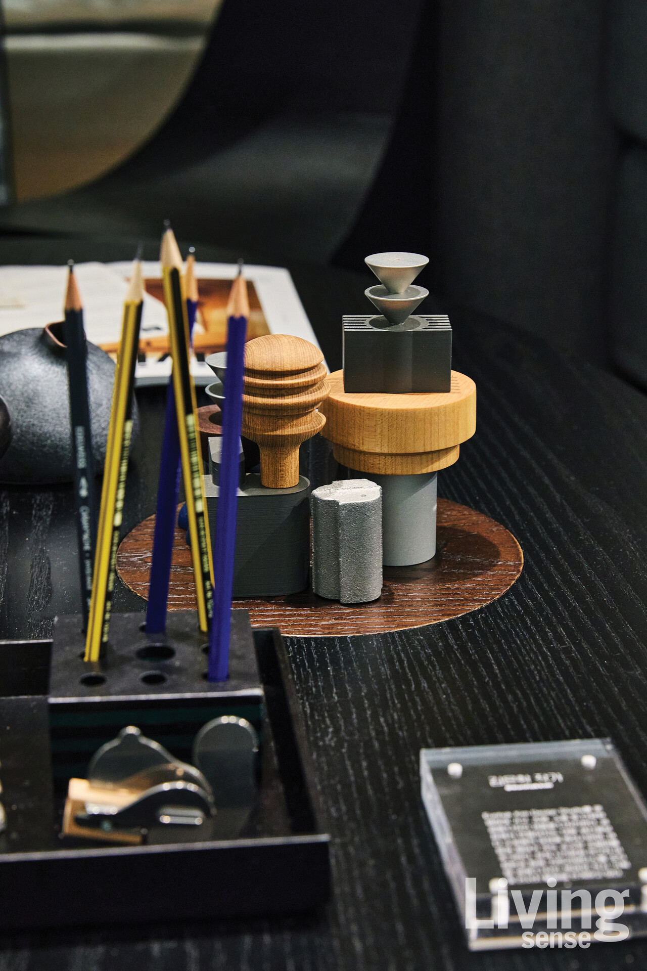 재료와 형태가 주는 순수한 조형미를 추구하는 김은학 작가의 오브제들.