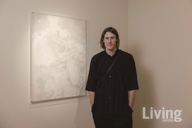 줄리앙 샤리에르 작가는 자연과의 대화를 통해 자연 풍경과 기억을 작품으로 펼치는 작업을 선보인다. 