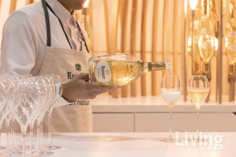 샤르도네 100%로 완성된 루이나 블랑 드 블랑은 섬세한 기포와 레몬, 파인애플, 흰 꽃 향이 어우러져 깨끗하고 순수한 풍미를 선사한다.