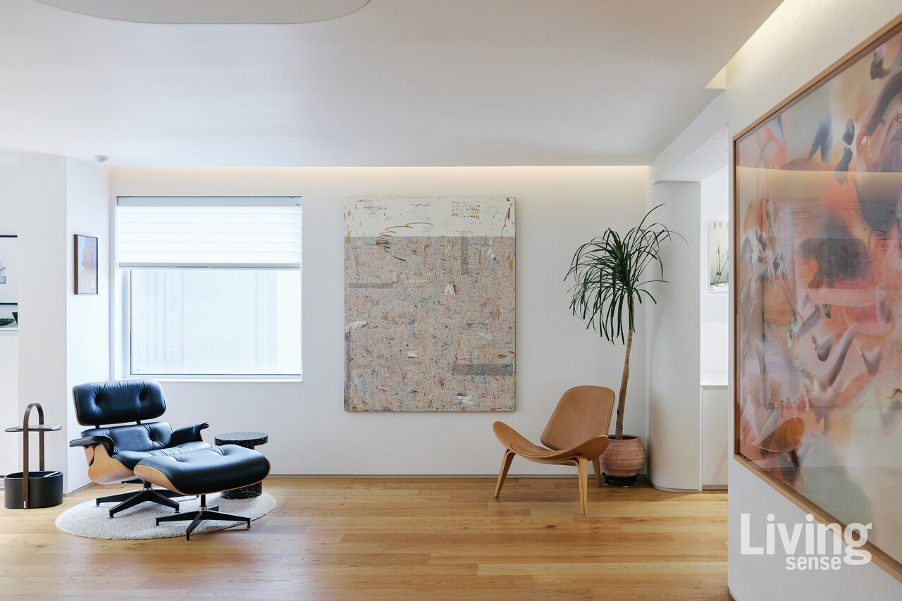 결혼 후 받은 첫 보너스로 장만한 칼한센앤선Carl Hansen & Son의 쉘 체어. 10년 넘게 곁을 지킨 의자지만 여전히 가장 애정하는 가구다.