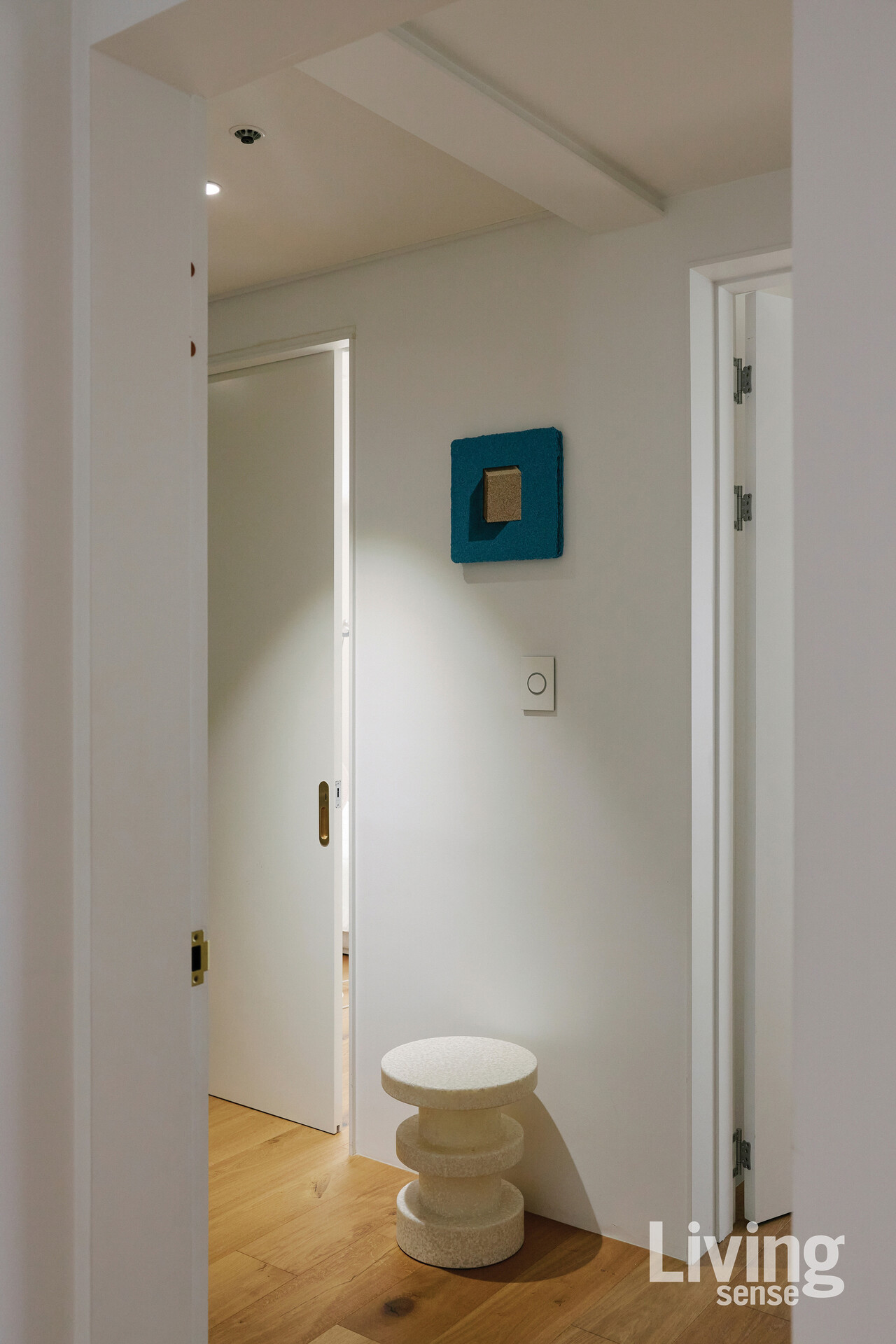 부부 침실과 딸의 방 사이에는 김강용 작가의 작품을 배치했다.