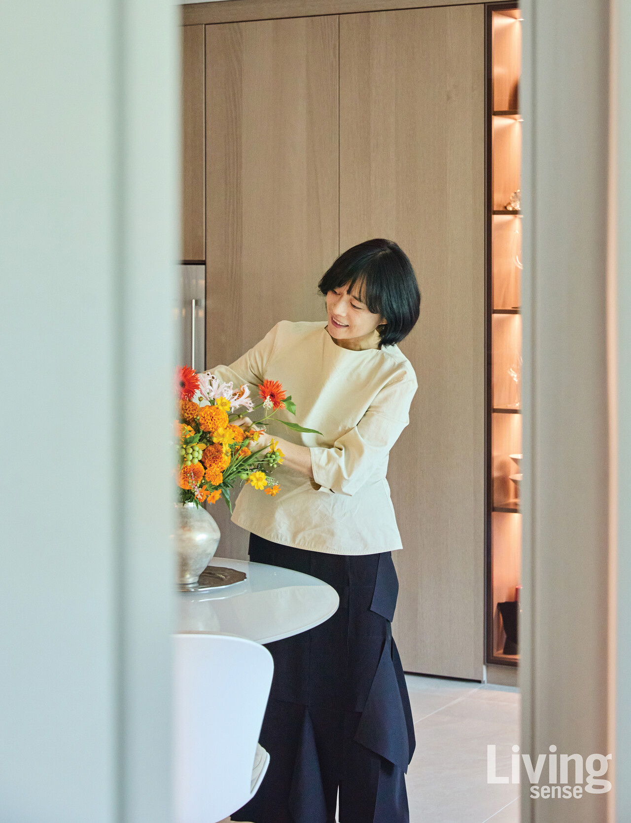  자연에서 영감을 받은 유기적 형태와 컬러 조합을 보여주는 플라워 브랜드 ‘더아미’의 고연수 대표..