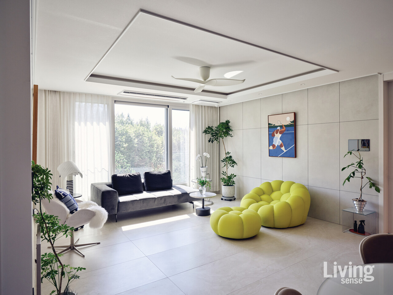  일반적인 아파트의 인상을 피하고 싶어, 독특한 컬러와 실루엣의 가구를 들였다. 