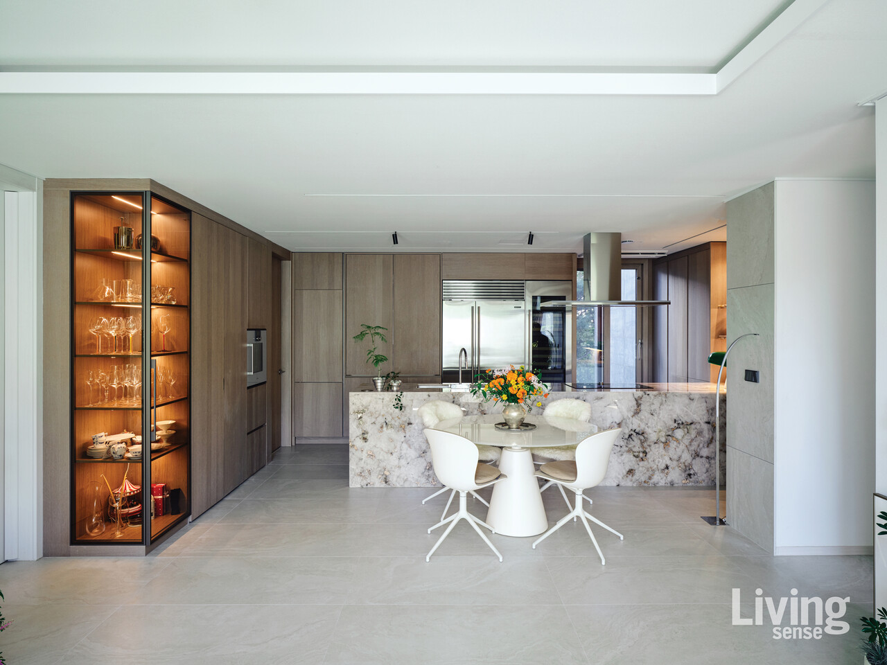 천연석으로 강렬한 존재감을 더한 주방. 와인을 좋아하는 그녀를 위해, 한쪽에 깨지기 쉬운 와인잔과 글라스웨어를 안전하게 보관할 수 있는 빌트인 캐비닛을 설치했다.