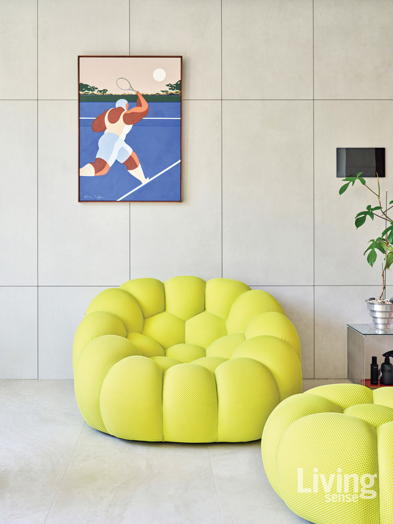 로쉐보보아의 ‘버블 암체어’와 키미작의 그림으로 거실에 생기를 더했다.