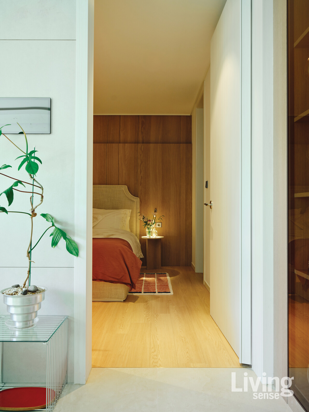 해외여행에서 경험한 리조트와 호텔 침실의 무드를 더해, 집에서도 휴양지 같은 편안함을 느낄 수 있도록 연출한 침실.